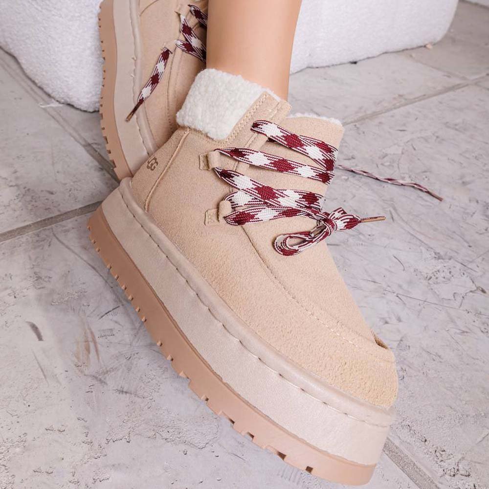 حذاء UGG برباط مبطن بالفرو 6 UGG هاف بوت نسائي