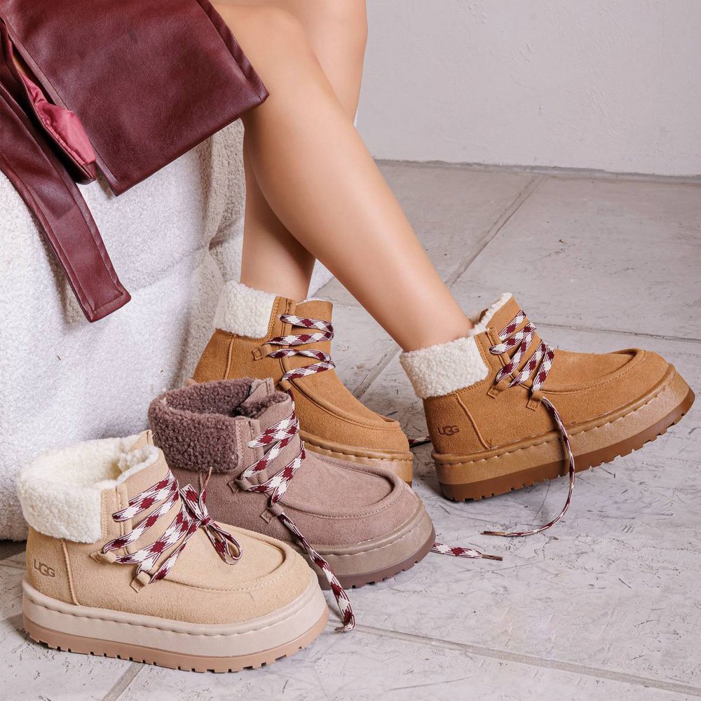 حذاء UGG برباط مبطن بالفرو 7 UGG هاف بوت نسائي